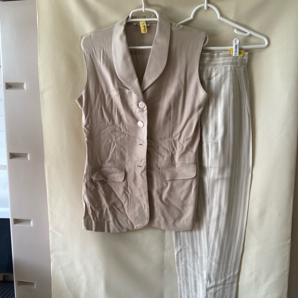 Daily Habit pant and sleeveless top set. No tag but close to a 4/6 size. EUC